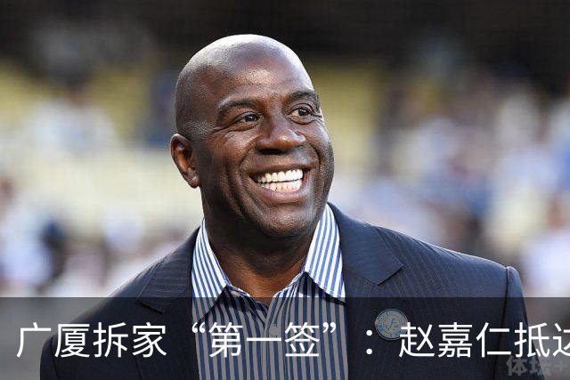 广厦拆家“第一签”：赵嘉仁抵达太原 山西男篮球迷热情接机